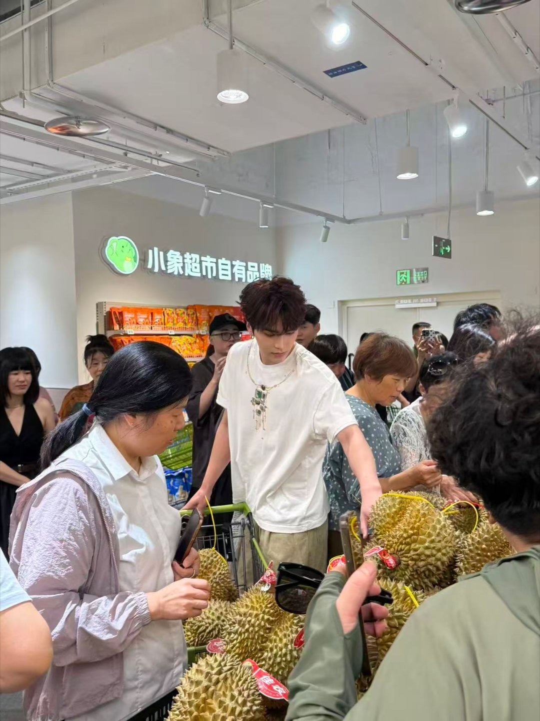 男明星在小象超市抢购榴莲小象超市杭州今天才开业的小象超市杭州首店，直接收获明星偏