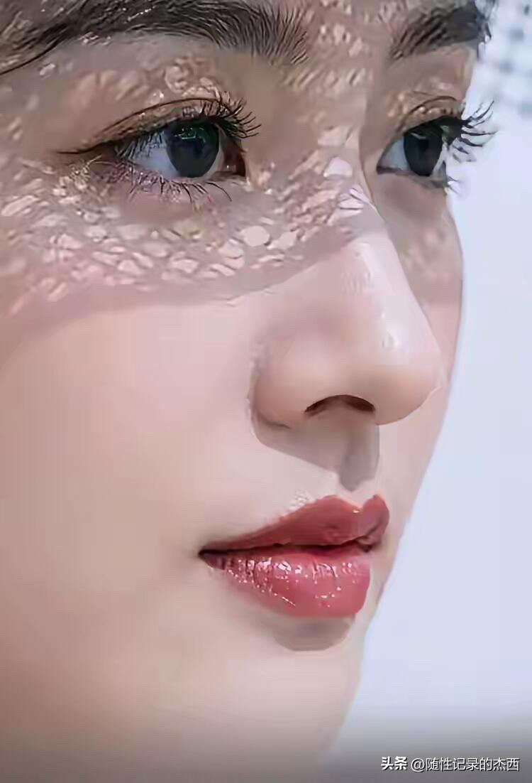 这是真正的美女，看她长得甜美温婉，优雅内敛安静，大方稳重，看着很端庄，气质不输刘