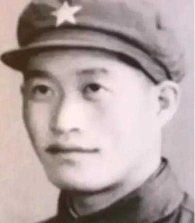 1964年，伟人得知奇袭白虎团的英雄排长从朝鲜战场归来已11年，却依然只是副连长