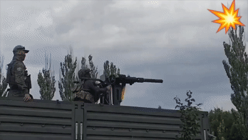 大毛士兵操作雅克B12.7大口径重机枪时，驾驭不了后坐力而发生旋转，差点把战友变