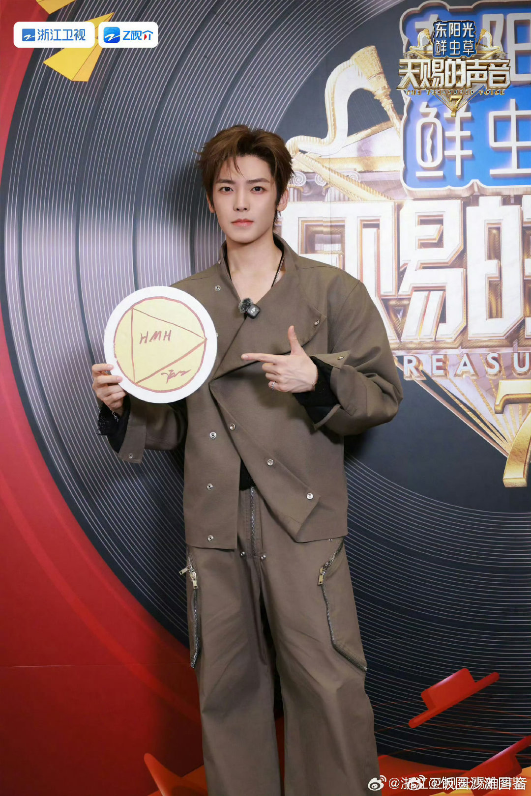 侯明昊天赐打卡上班，歌手和演员之间的双重身份接受度很高！侯明昊天赐打卡上班侯明昊