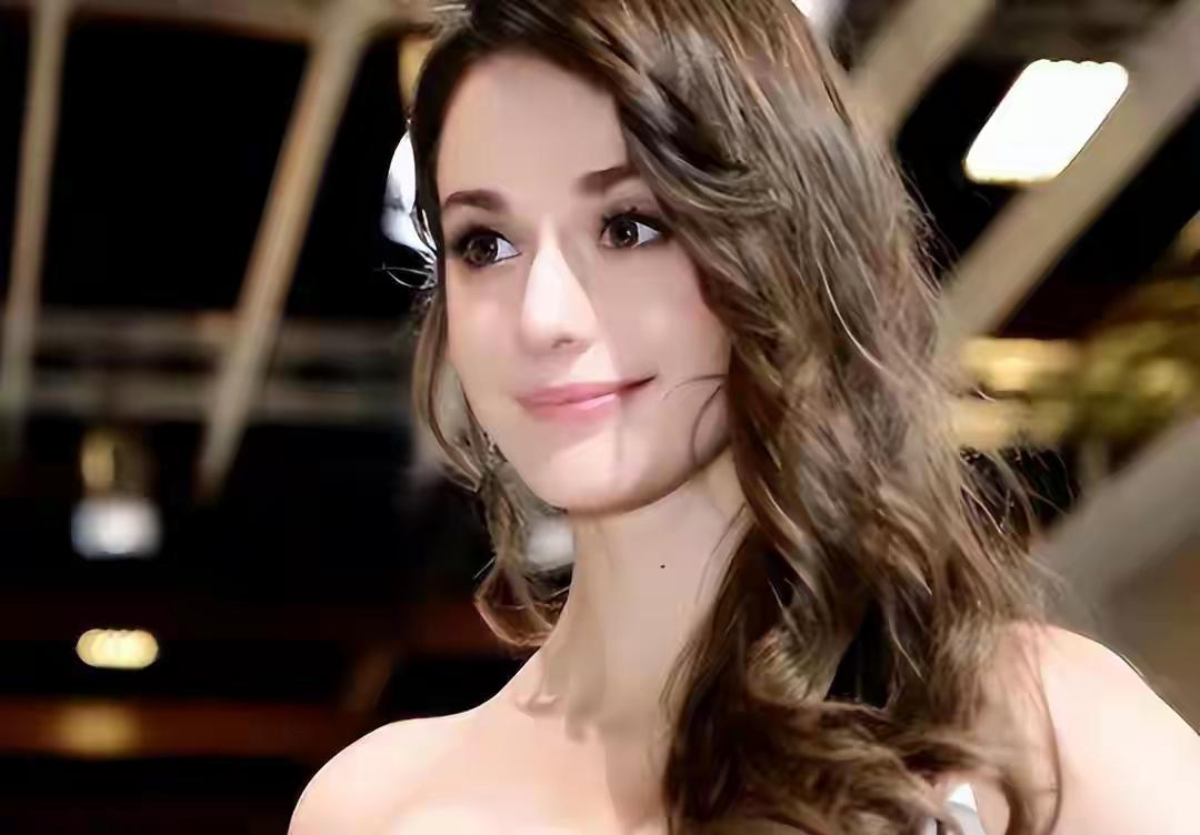 拉瑞莎·巴库洛娃，1985年生于乌克兰敖德萨州。3岁接触艺术体操，6岁进名校德里