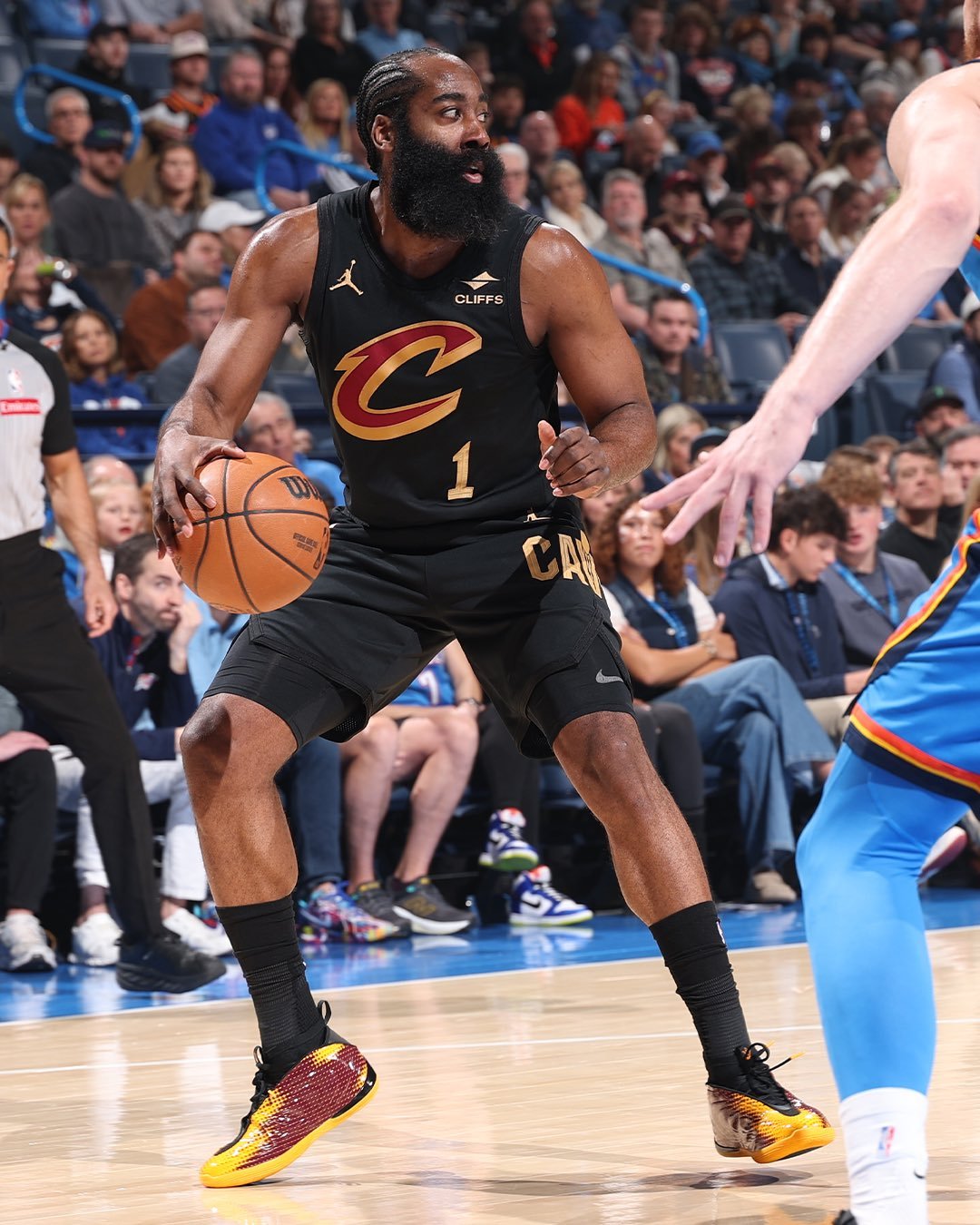 🏀今天哈登上脚亚利桑那州立大学太阳魔配色 