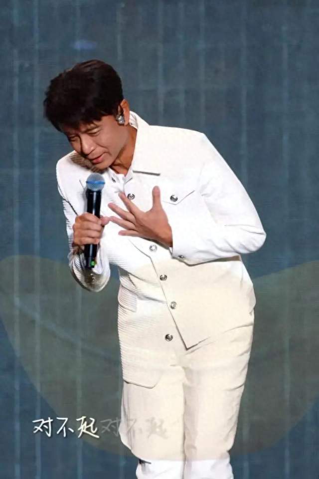 9月26日，李克勤演唱会迟到近2小时，观众临时上台救场连唱20首