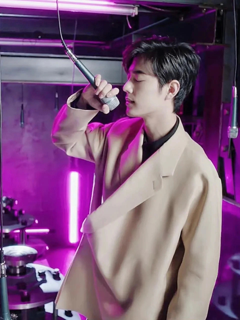 帅气的主唱大人登场！music！嗨起来！黄觉教肖战脸颊比心◎肖战