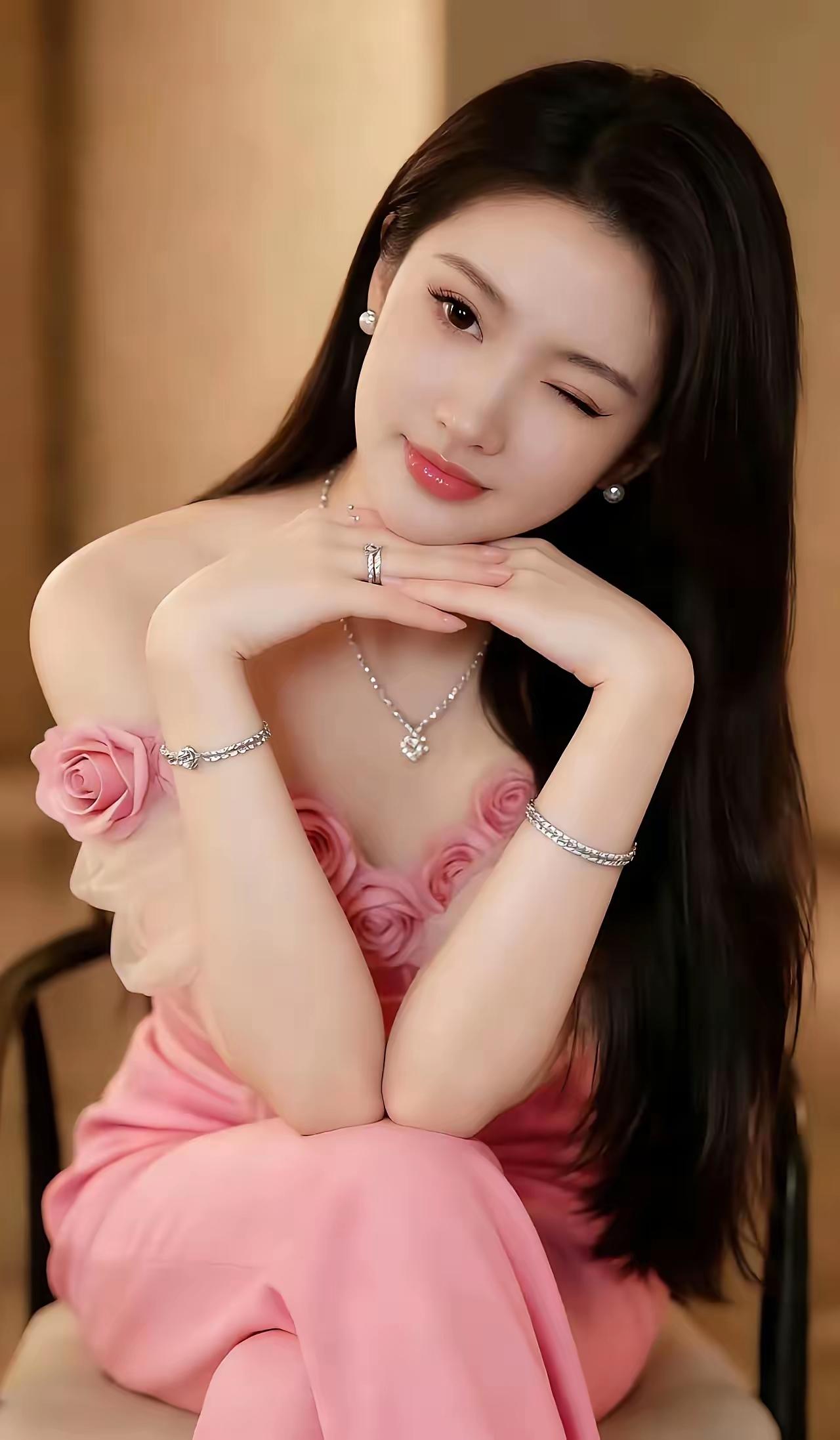 优雅粉裙少女，玫瑰与珠宝的完美搭配💖🌸🍀