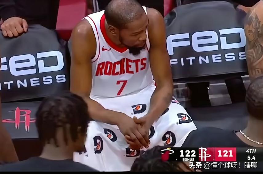 杜兰特总得分超越乔丹仿佛跟自己没关系
就默默的坐在替补席思考要怎么才能赢球
而不