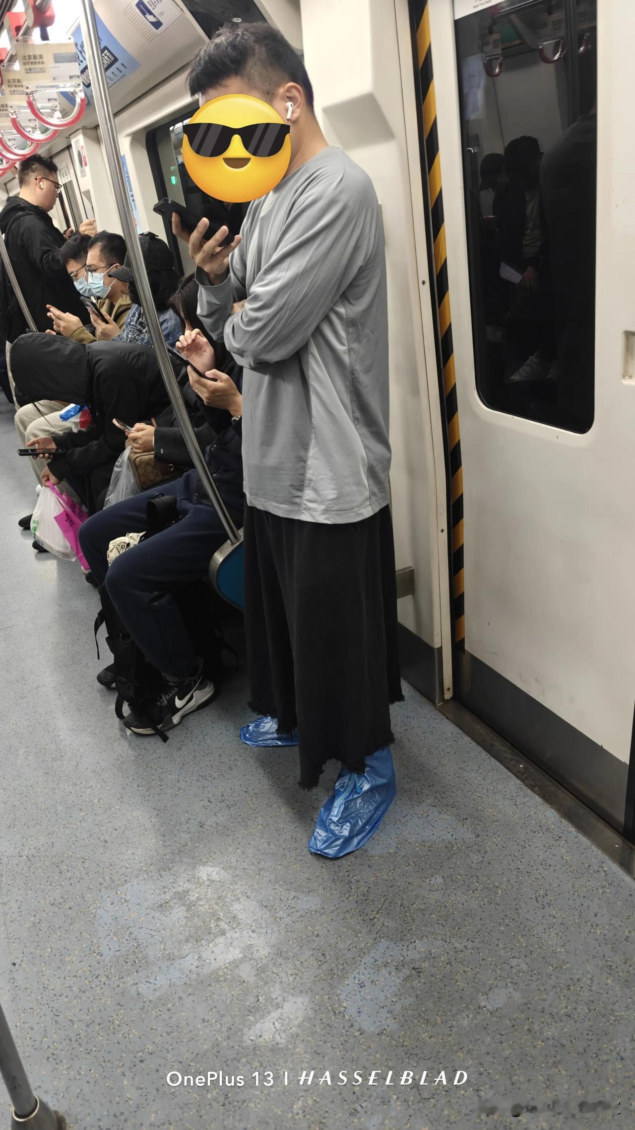 这哥们是穿的裙子吗？！有知道的吗？！