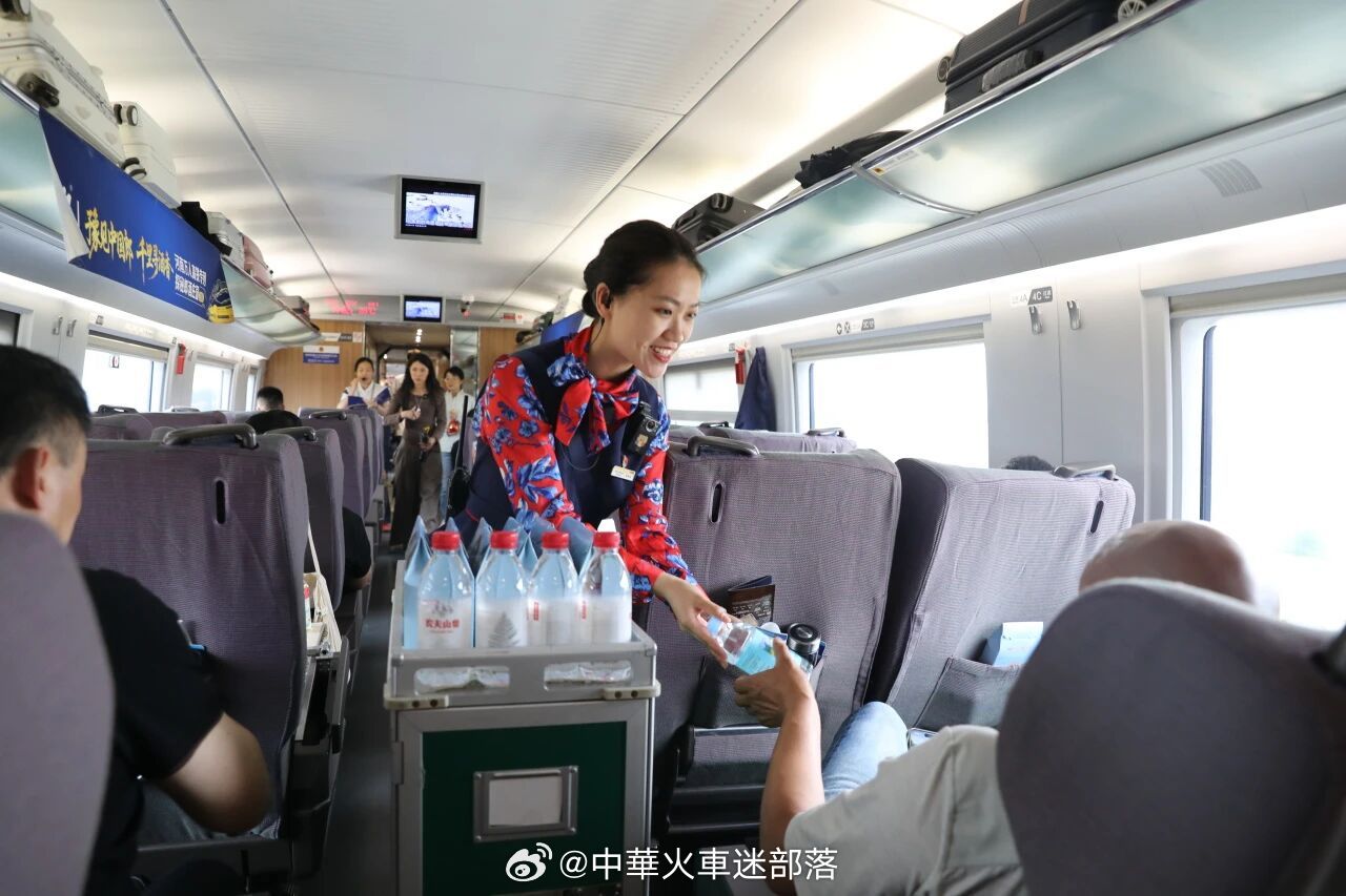 高铁头条【国铁集团郑州局首趟高铁定制专列正式开行】5月27日8时3分，乘载554