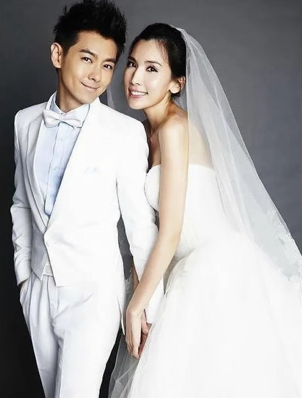 上半张像爸爸，下半张脸和比例像妈妈，有点可惜，因为颌面遗传了妈妈，感觉牙齿咬合怪