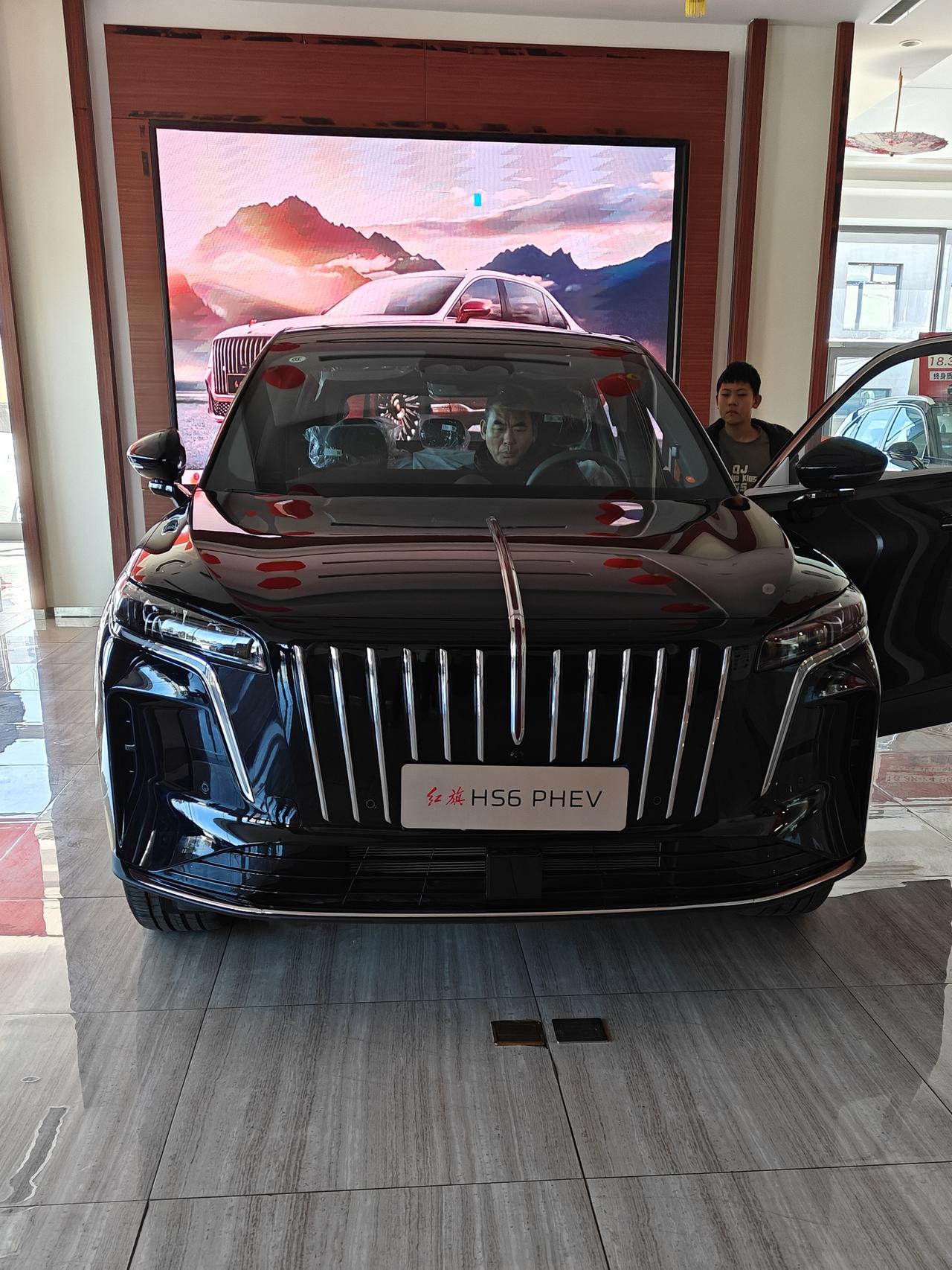 红旗HS6 PHEV实车看着挺大的，气场要比HS5强一些。内饰依旧改成了大连屏的