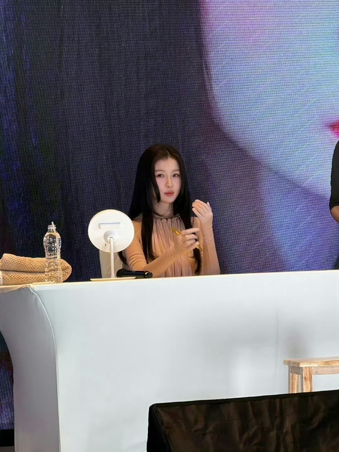 虞书欣签售会虞书欣太暖了，小石榴好幸福