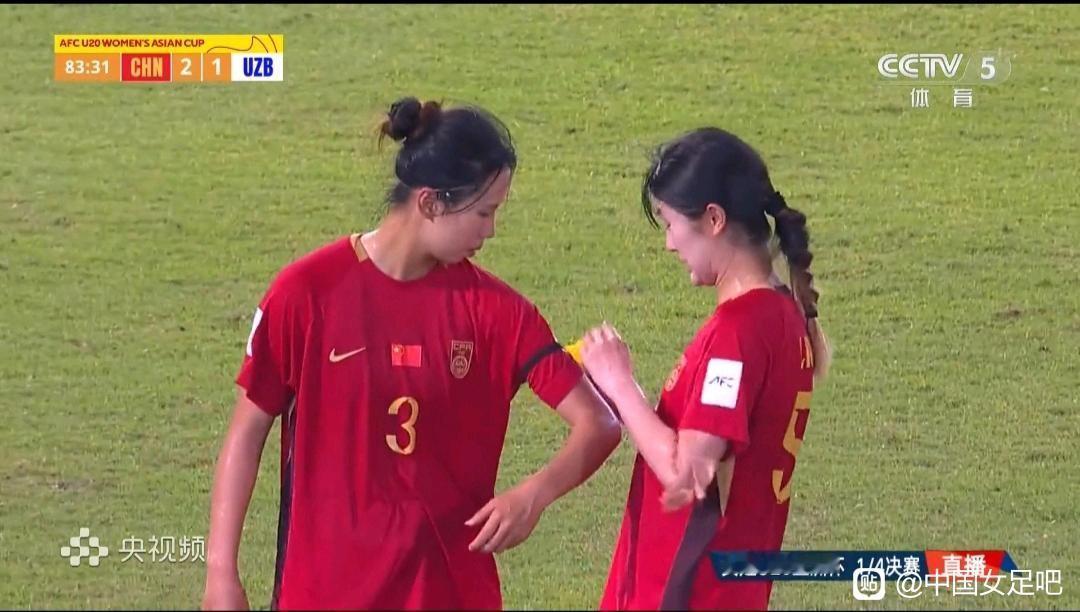 门将原地不动，队长刘玲从半场一路追到禁区，破坏了那个单刀球。
这球要是进了，全队