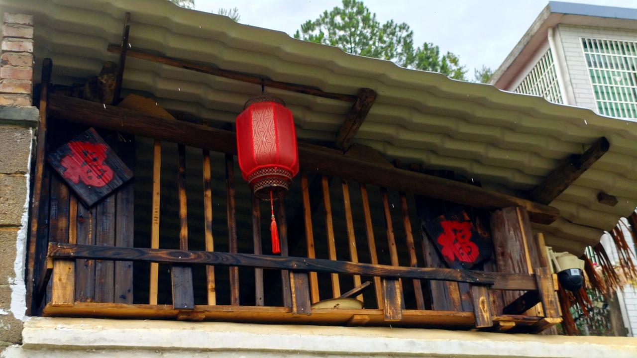 猫屋临街窗基本搞好了，效果还不错……
慢慢修整我的小院，旧木板裁成栏杆，碳化之后