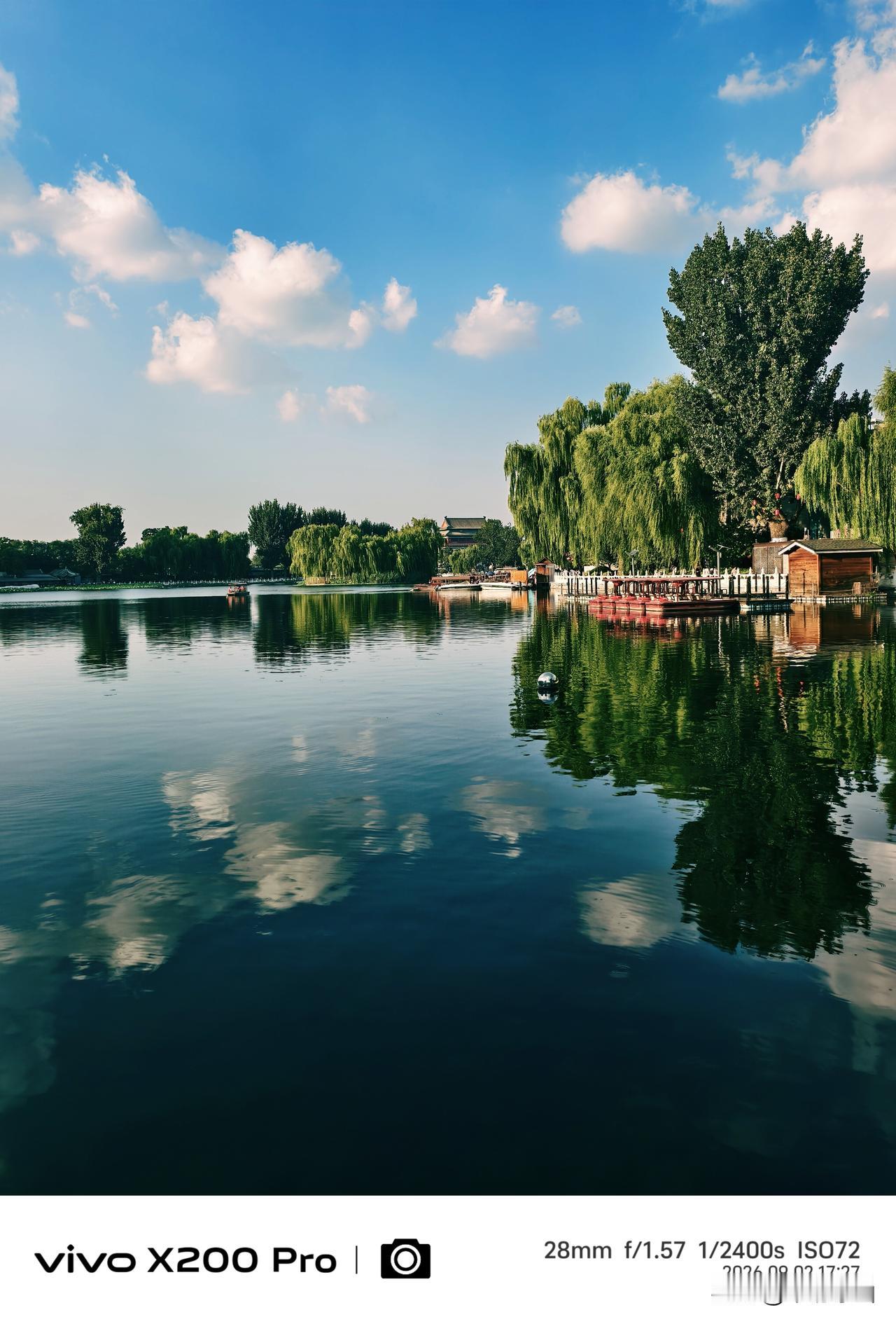 秋日的北京什刹海，迷人的风光，湖光秋色，绿意盎然，随手一拍，美景如画。什刹海游景
