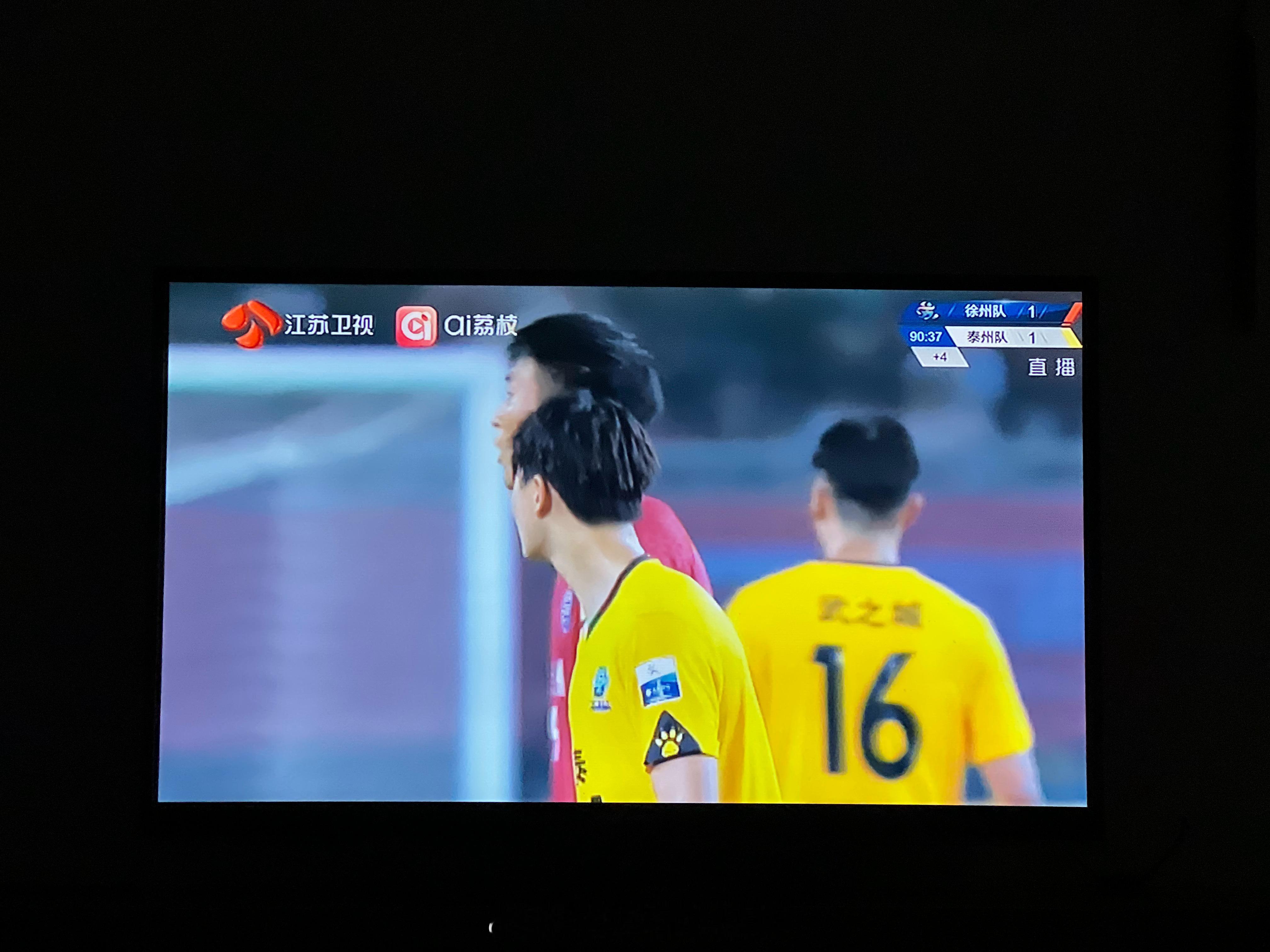 今年全国的足球热情真的是空前高涨，今晚两大省的主台都在直播各地的比赛。每场的上座
