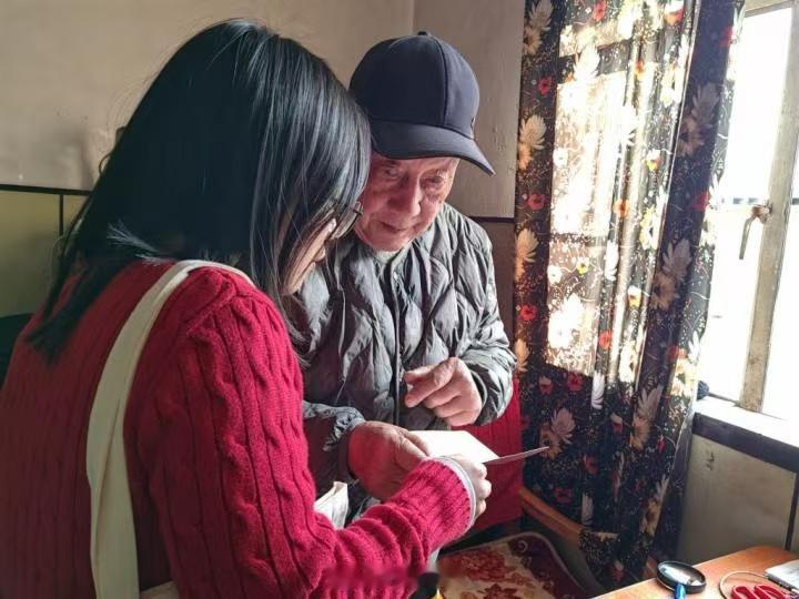 宁波这份守护力让空巢老人感受城市温度 日前，宁波海曙85岁空巢老人李标权，在网格