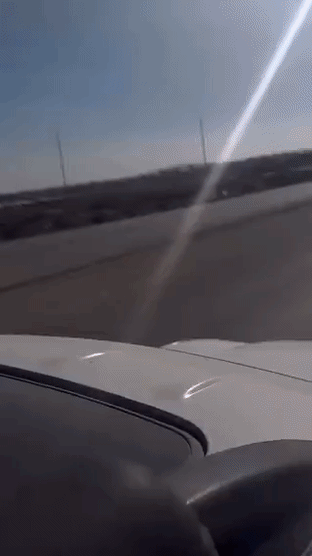 哈马机场，叙利亚军队在机场留下的战机，排的整整齐齐，已被极端分子拍照打卡。大概率