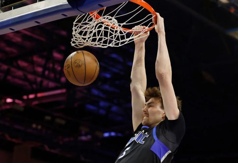 根据NBA.com官方交易日志的消息，此前处于自由球员状态的中锋科林-卡斯尔顿（