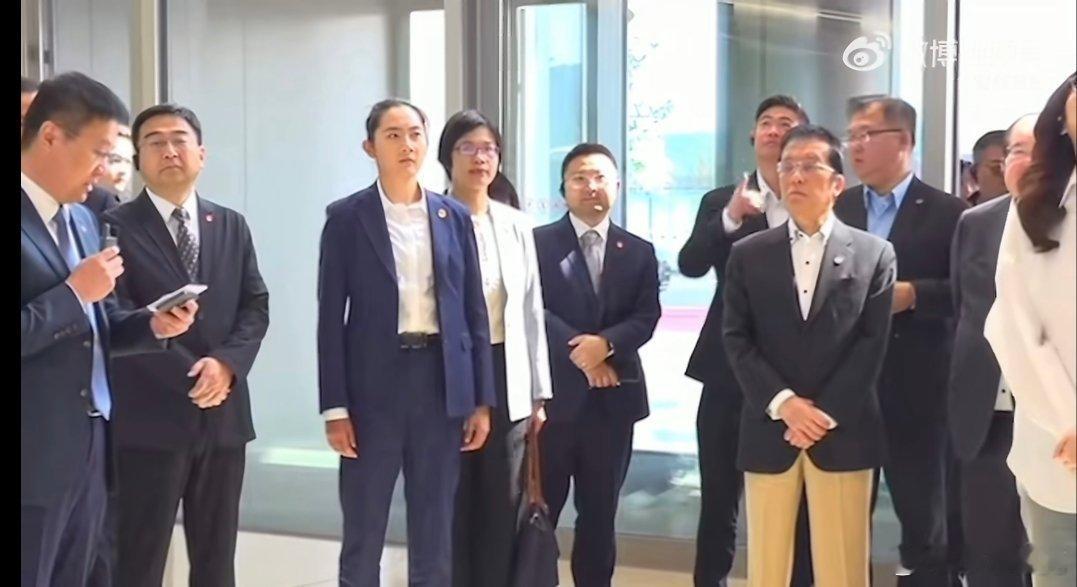 从目前放出的新闻消息来看，郑丽文去参观小米汽车工厂，负责接待的是卢伟冰。雷总不会