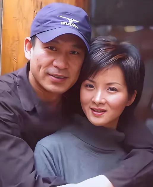 2000年，27岁的谢兰嫁给大自己11岁的师小红，两人约好了丁克，不要孩子，因为