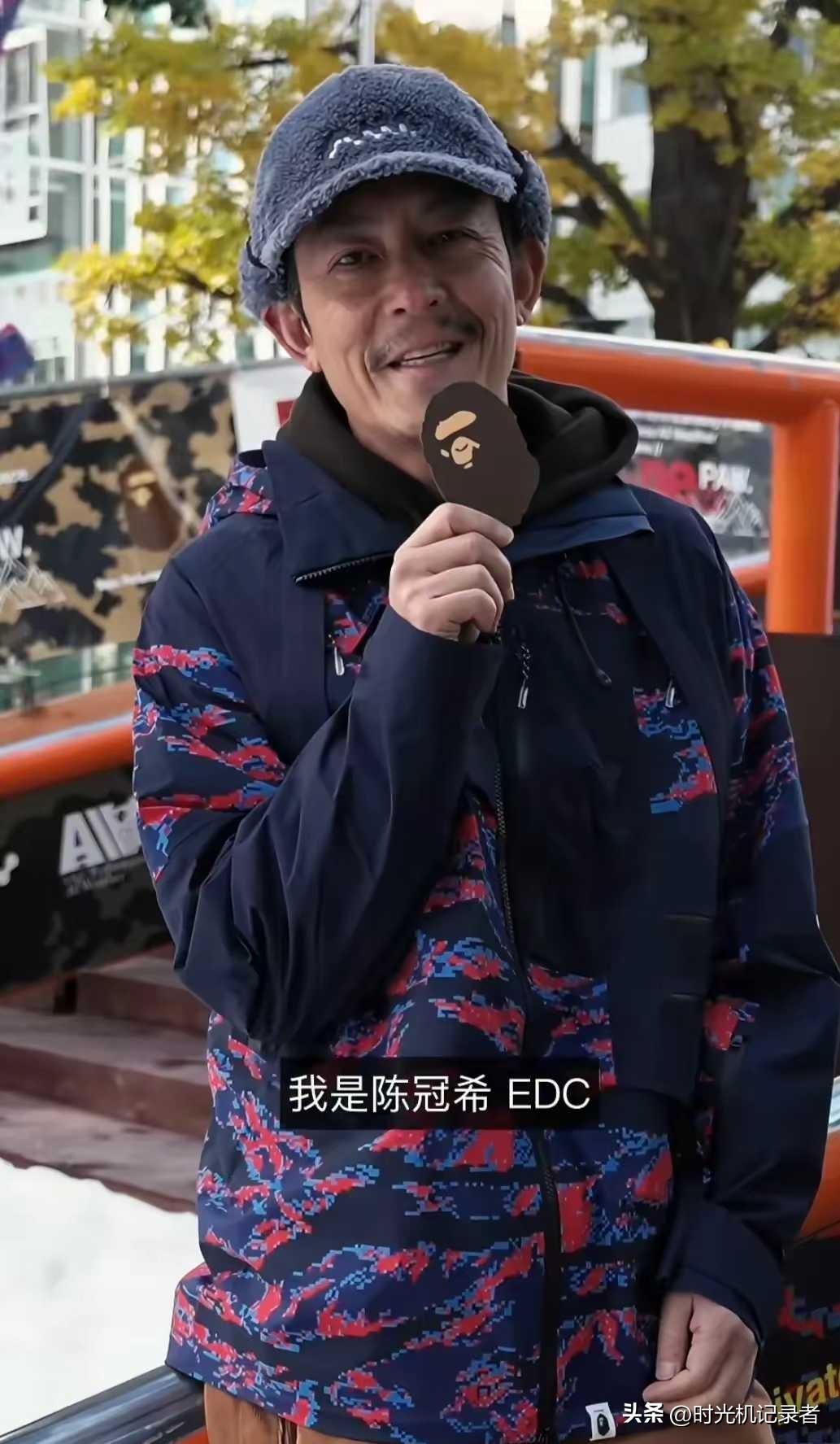 陈冠希老的太快了，为什么呢？虽然一身潮牌，但是真的好像农村的大爷。