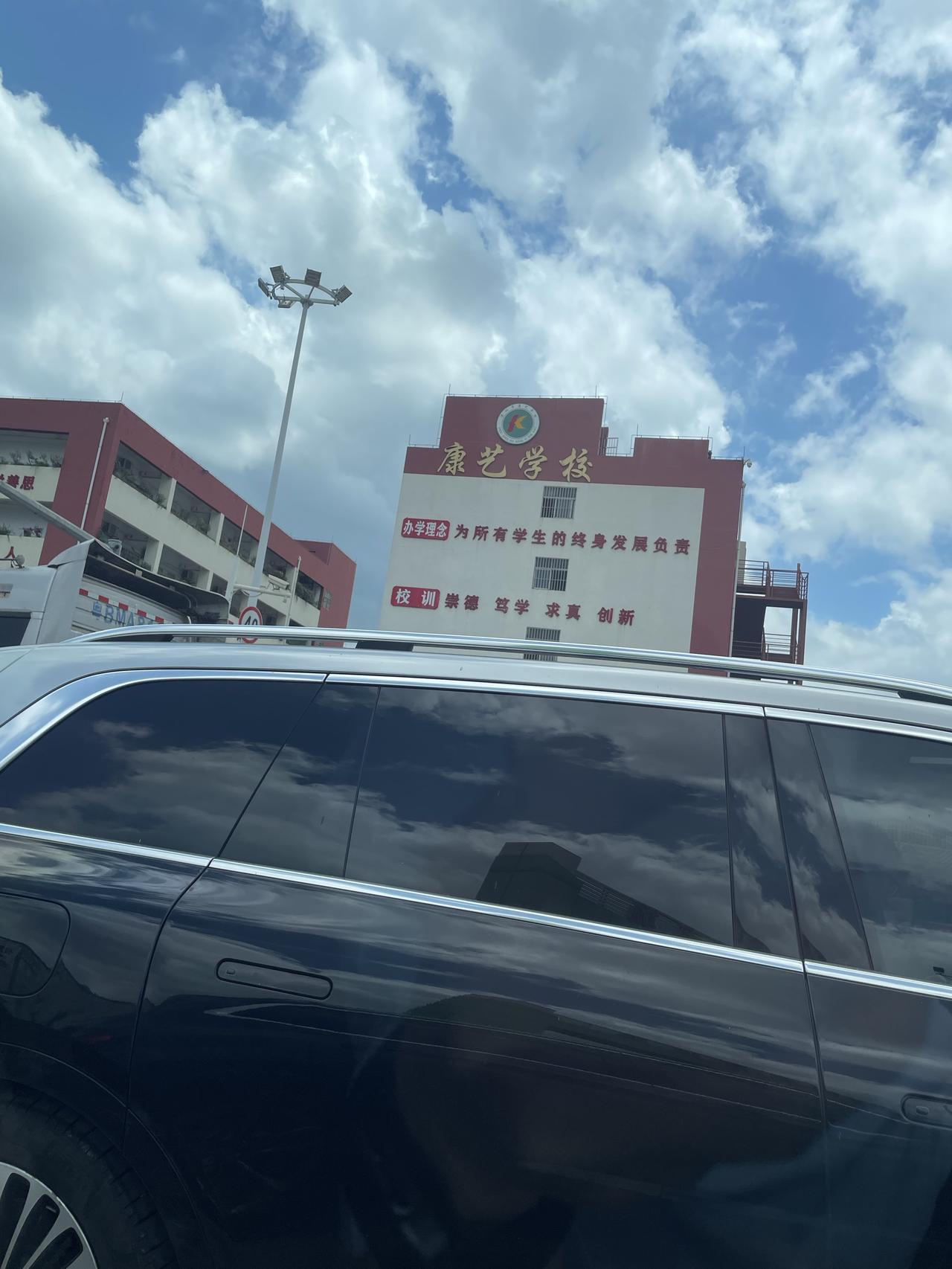 说一下龙岗区的大康路口，一个典型的米字型路口！旁边有所小学，有个大型农产品批发市