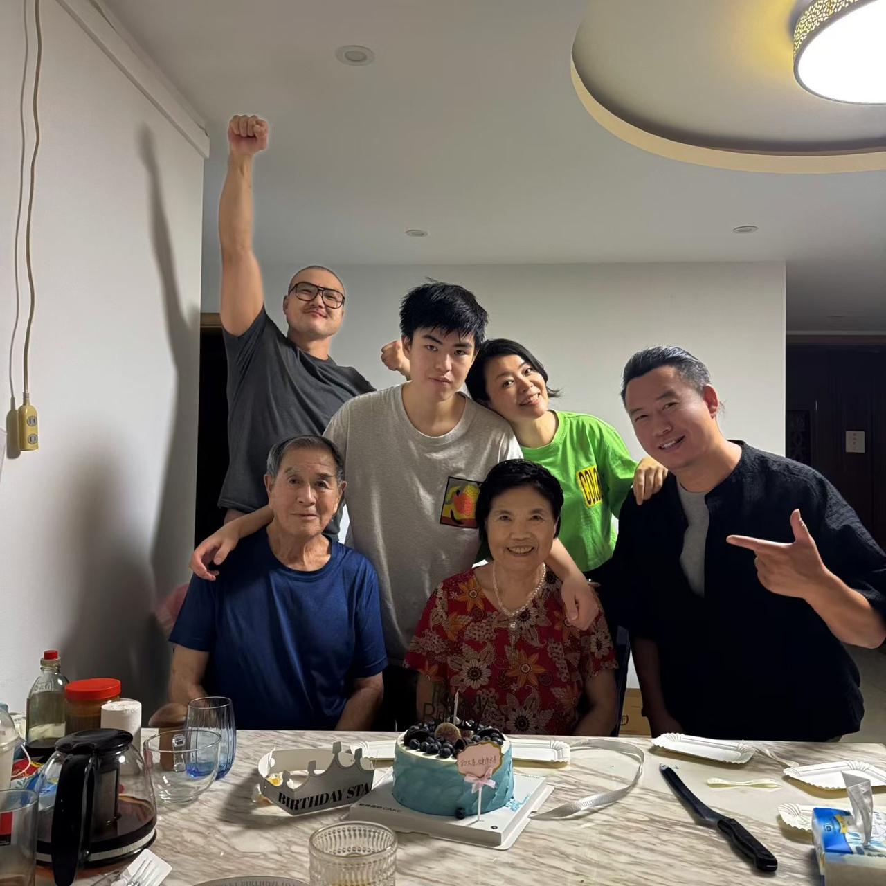 9月初是儿子爷爷的79周岁生日。我们算好时间这个时候回来给他做80大寿。虽然还有