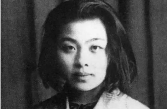 1928年，女作家丁玲同时爱上了两个男人，她谁都无法放弃，于是便提出了三人同居，