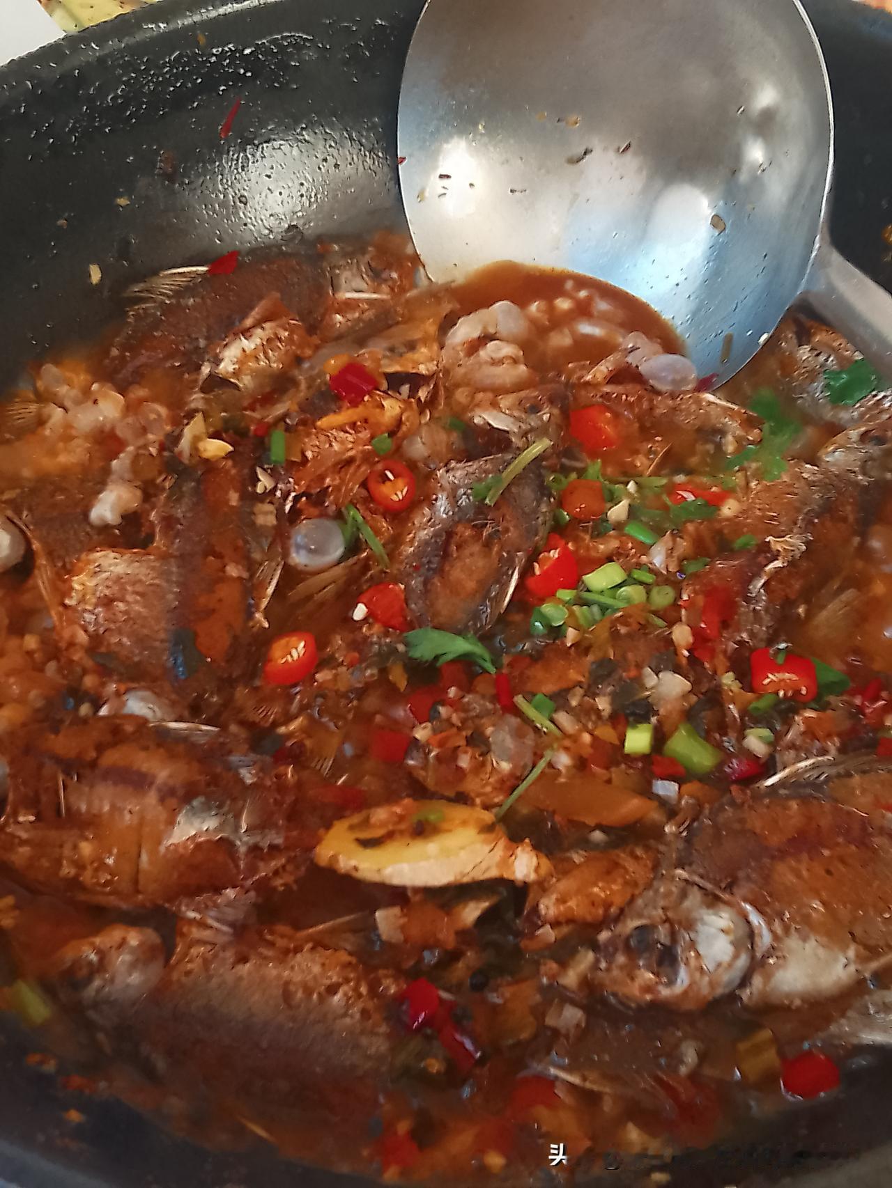 晒一张相册里的好友聚餐小米辣煮鲫鱼！是我下酒最喜欢的菜。酸酸辣辣的还略带点甜味。