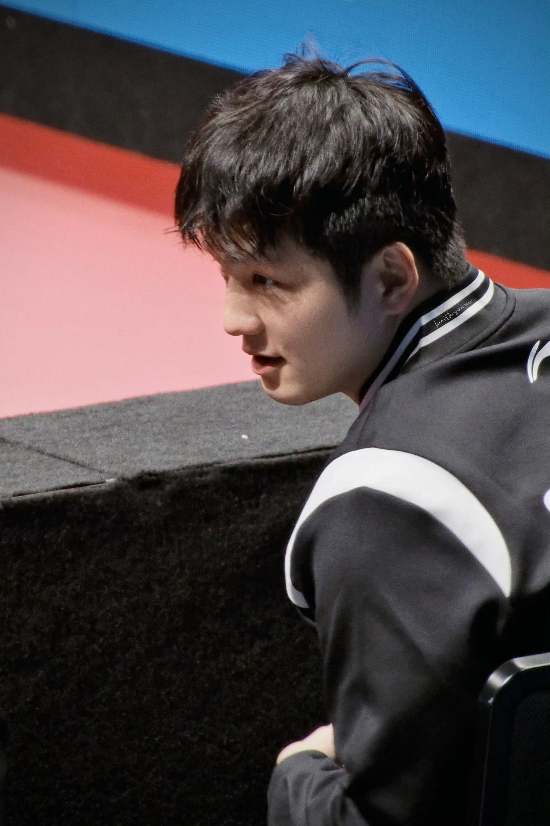 樊振东鲜衣怒马少年时红气养人，正气也养人