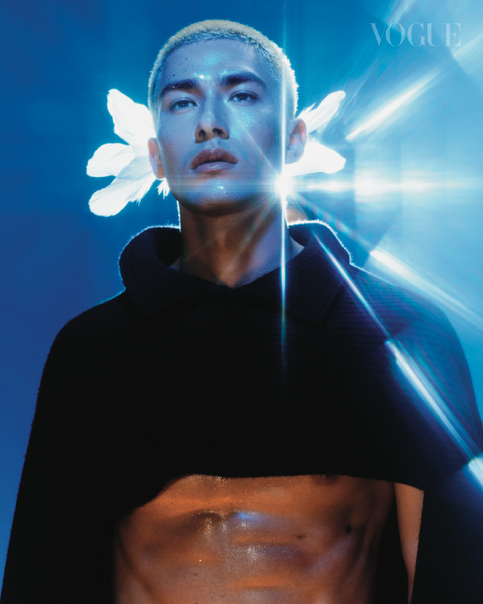 米卡首登VOGUE封面米卡又解锁新成就！VOGUE新加坡闭年刊封面get✅ 