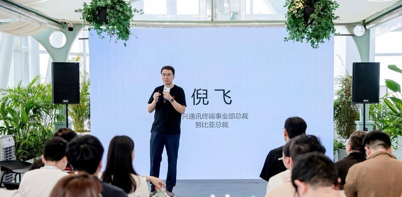 努比亚在2026世界人工智能大会上展示了即将量产的 NaviX Ultra 智能