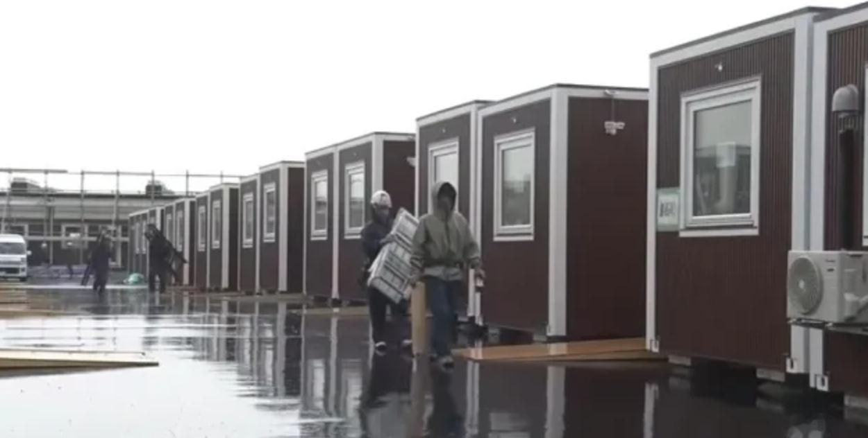 余嘉豪晒亚运会男篮住宿照：集装箱改造的房间 球迷：和我当年在工地住，没什么两样…