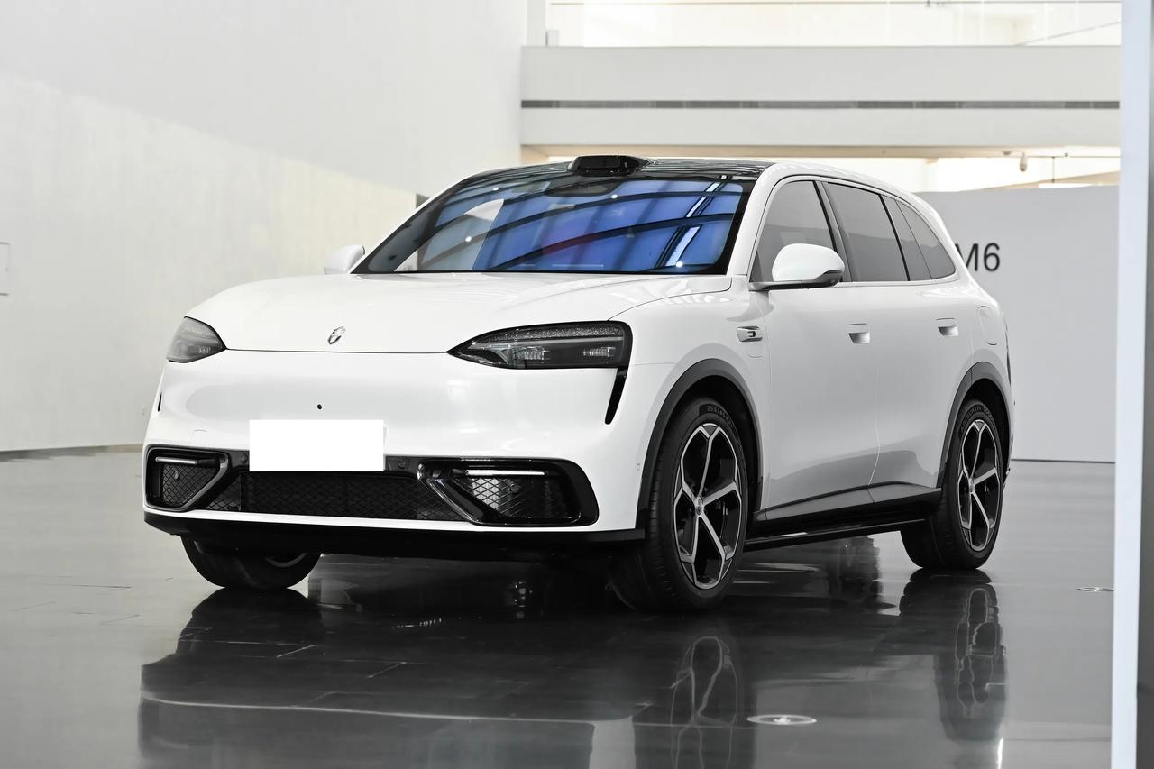 问界M6这车像什么？我觉得像一台“会照顾情绪的家用SUV”。孩子要看屏，后排有；