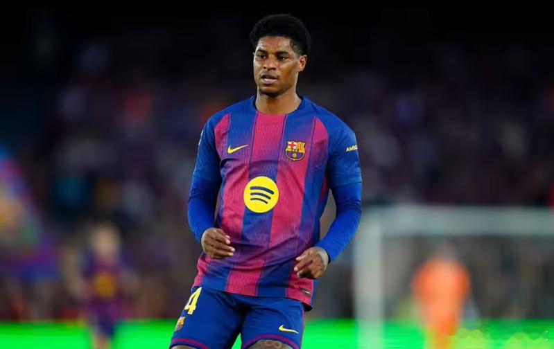 据《镜报》的消息，巴塞罗那想要向曼联续租拉什福德，这位英格兰攻击手更希望留在西甲