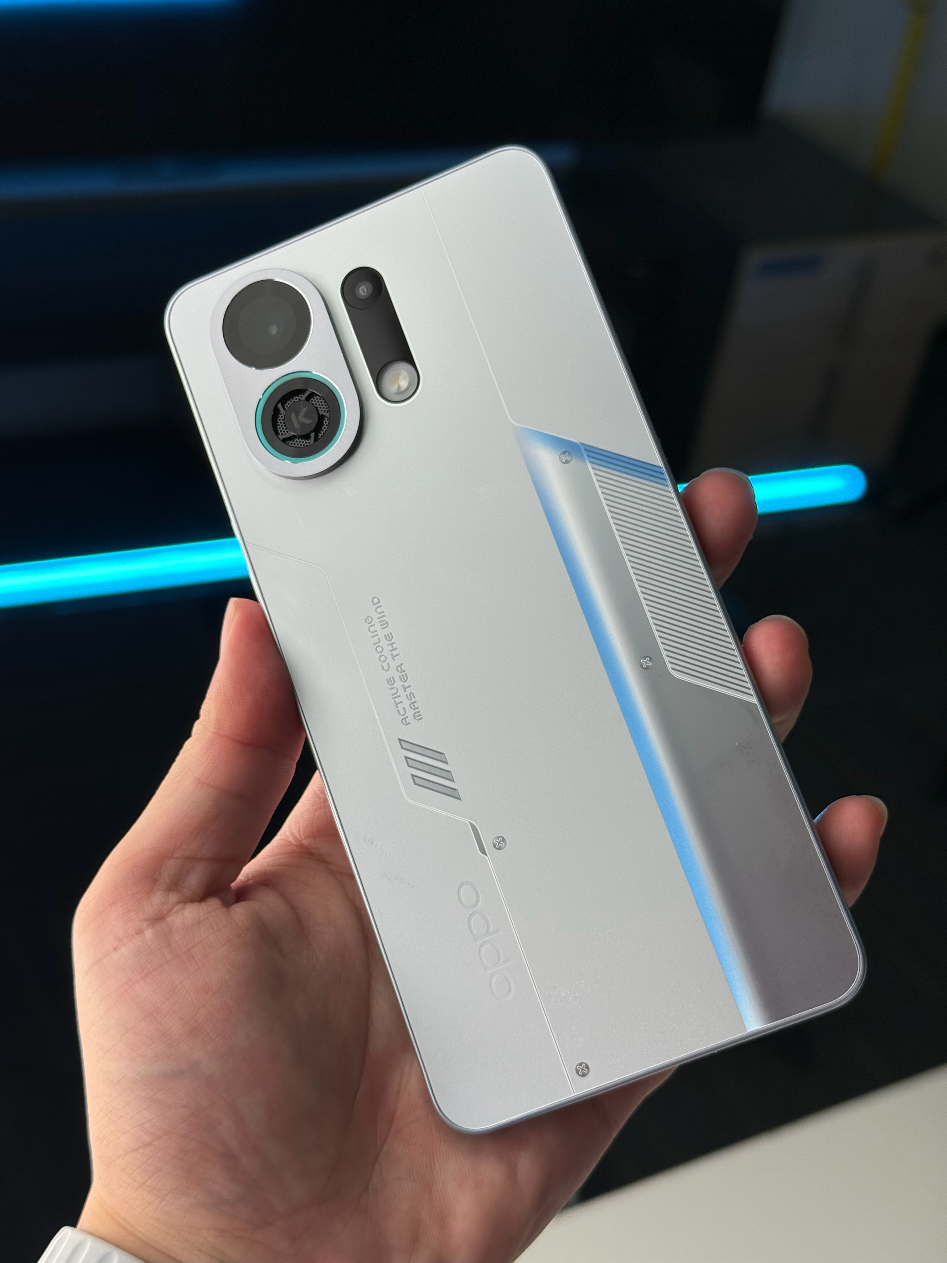 OPPO K13 Turbo有点帅哦😯这个小散热风扇加上RGB灯光更酷了 ​​