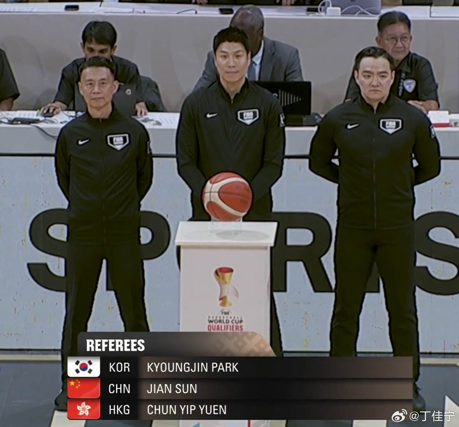 男篮世预赛菲律宾男篮VS澳大利亚男篮篮球裁判 昨晚的世预赛比赛中，中国裁判员孙健