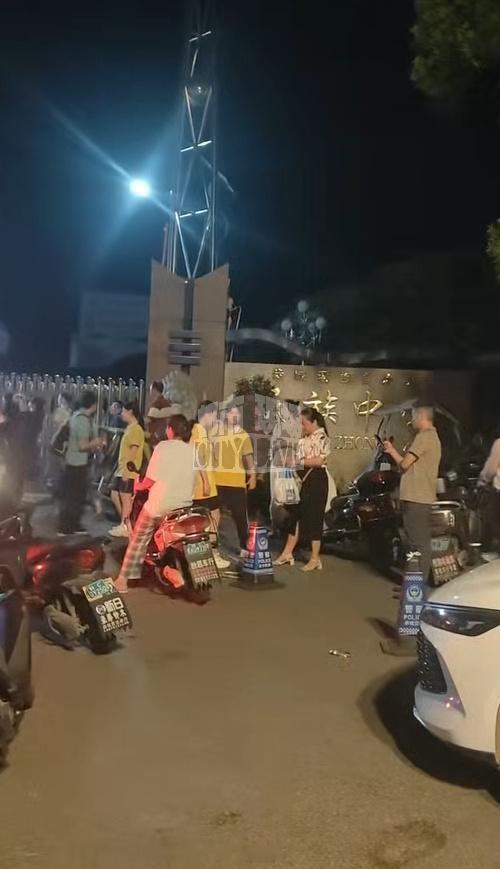 【中学空调全被拆孩子们热得睡不着】中学回应教室宿舍空调全被拆 4月13日，有网友