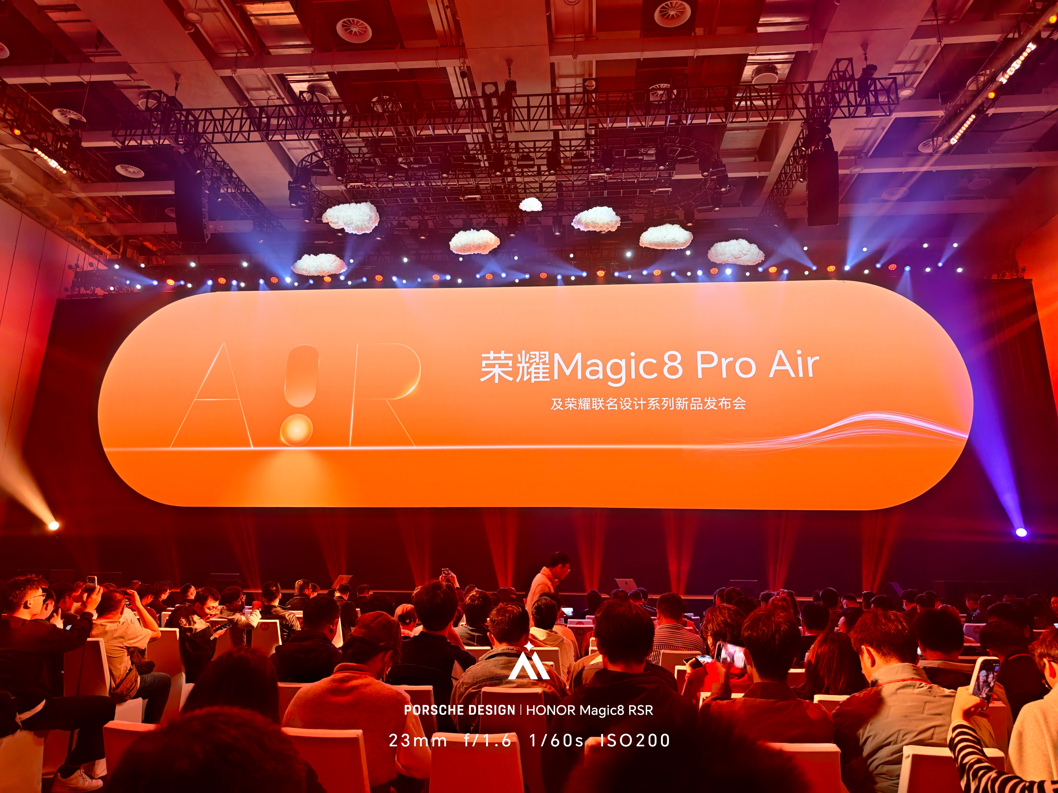 发布会开始，产品力 始终是荣耀最硬的底气。现在荣耀全球拥有2亿用户，去年荣耀是海