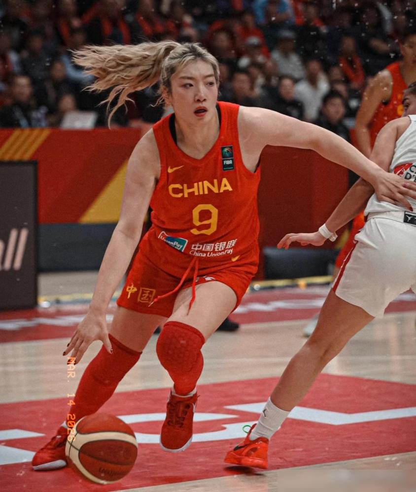 别再吹李梦1400万年薪了！国家队集训名单都没她名字了，你知道吗？
一个叫“B