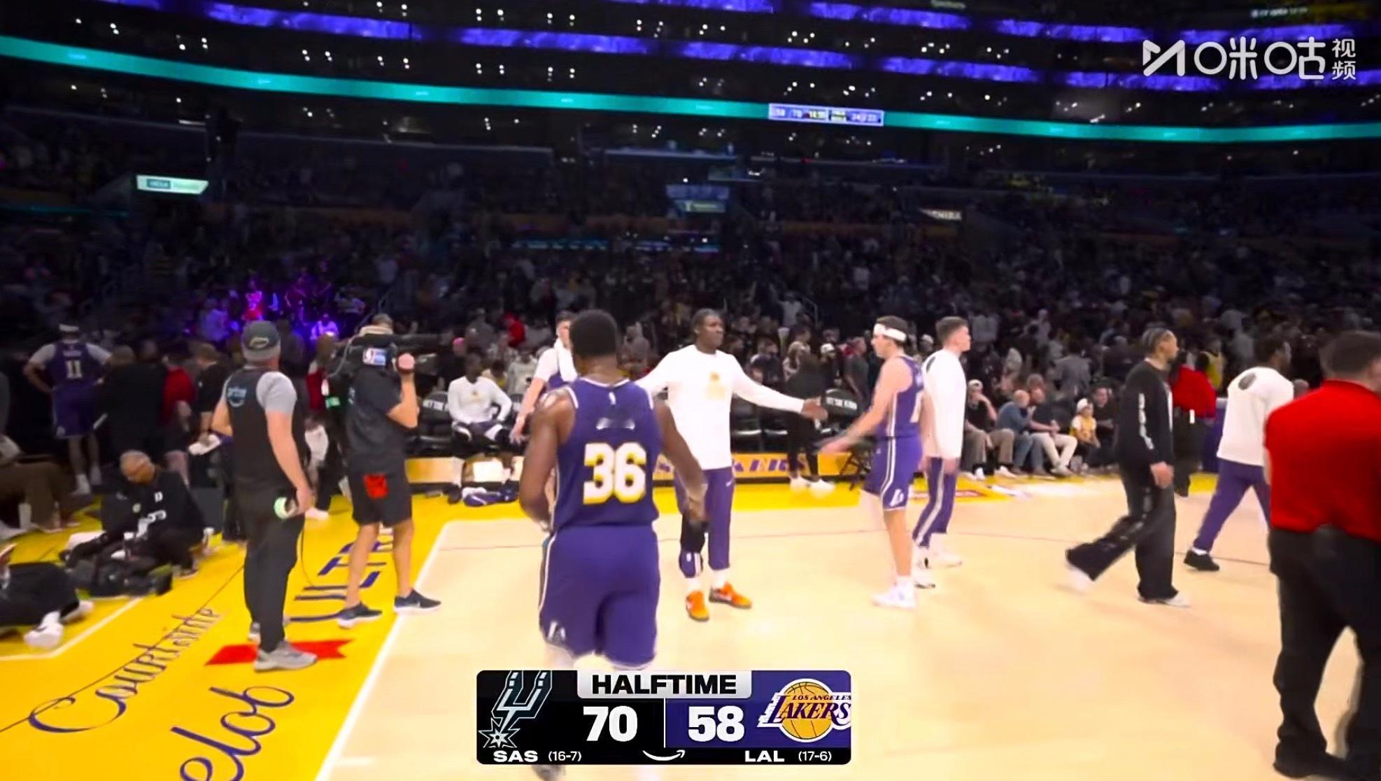 老詹一个隔扣把队友扣蒙了，不会打球了。 马刺vs湖人