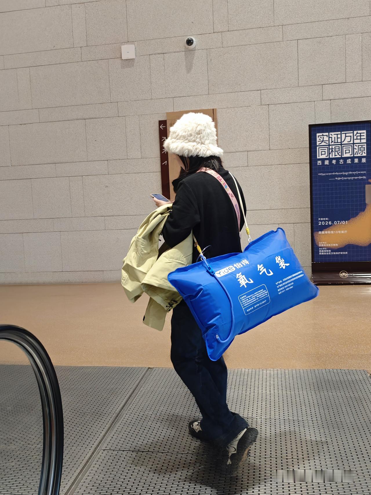 背着氧气袋
参观西藏博物馆