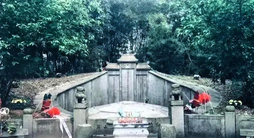 1977年，左宗棠的坟墓居然轰地一声就被炸毁了，远在新疆的王震听说之后勃然大怒，