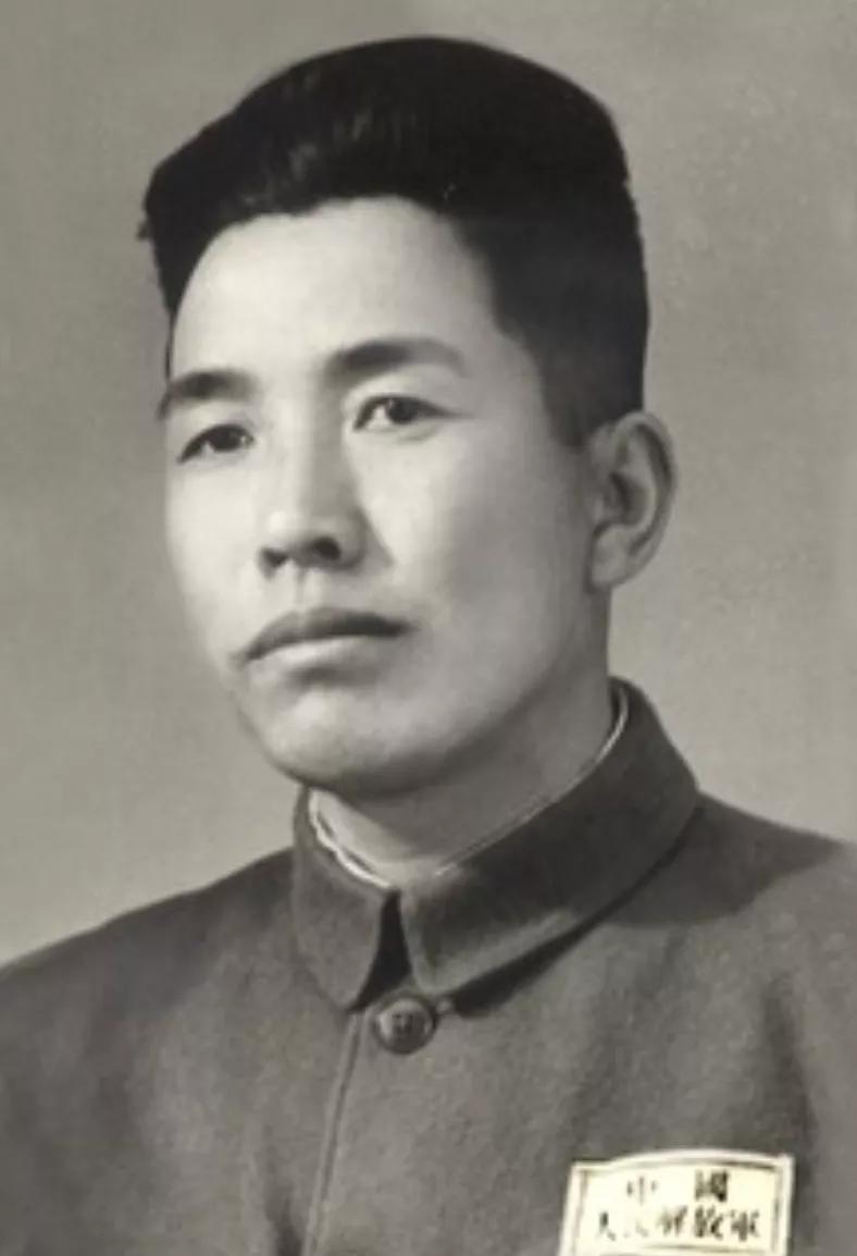 鄂友三是傅作义手下的骑兵师师长，他追随傅作义投诚起义，我军依然让他当骑兵师师长，