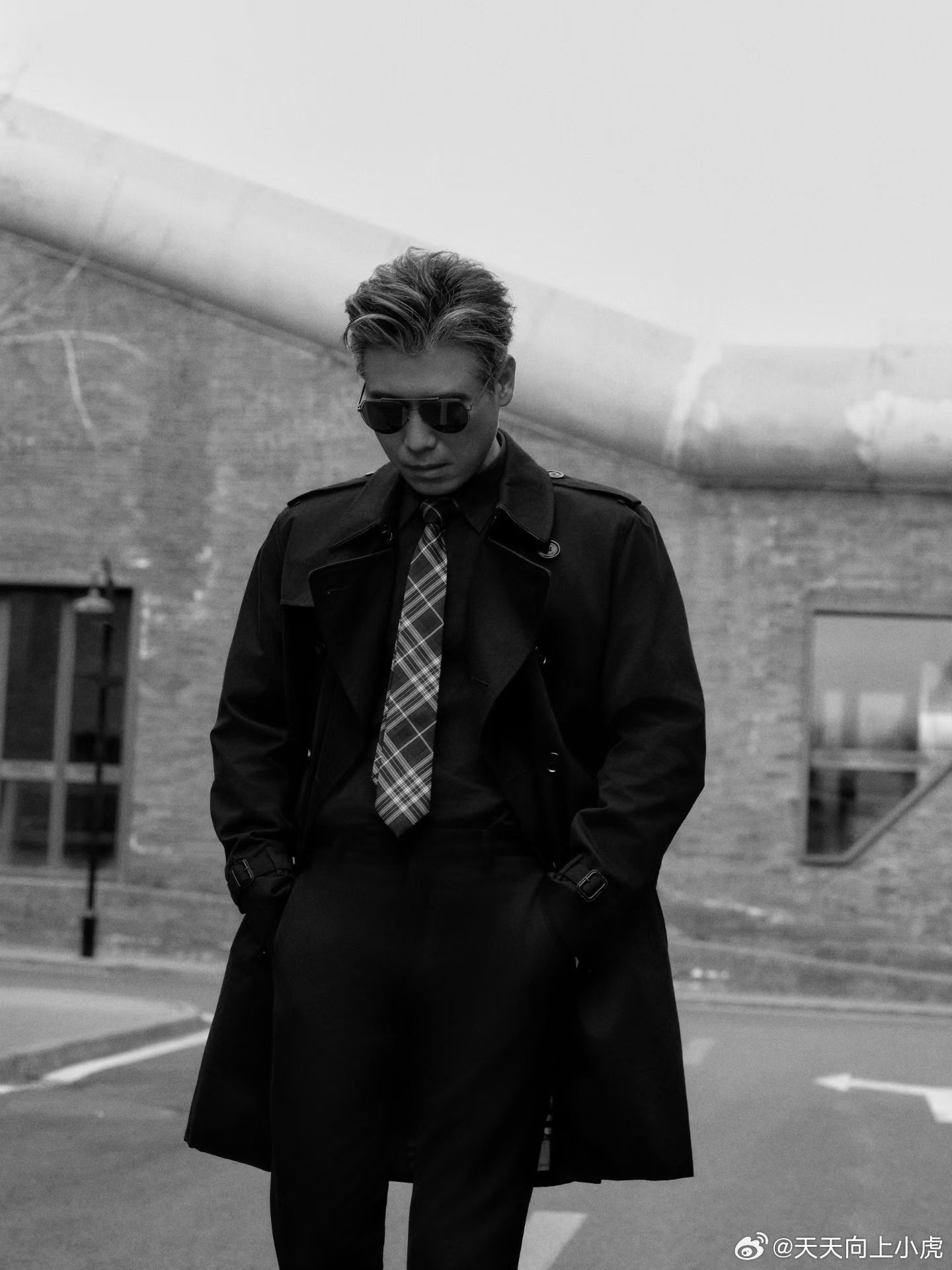 参加2025微博之夜 的第二组宣传图，霓虹失重🚦凌晨的标点，玻璃晴朗☕️倒影的