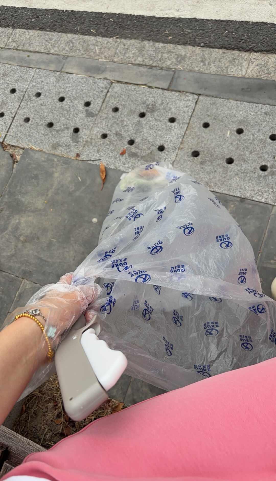 公园捡垃圾第一天 寻搭子！
今天是我第一次去公园捡垃圾，之前都在小区楼下。
我觉