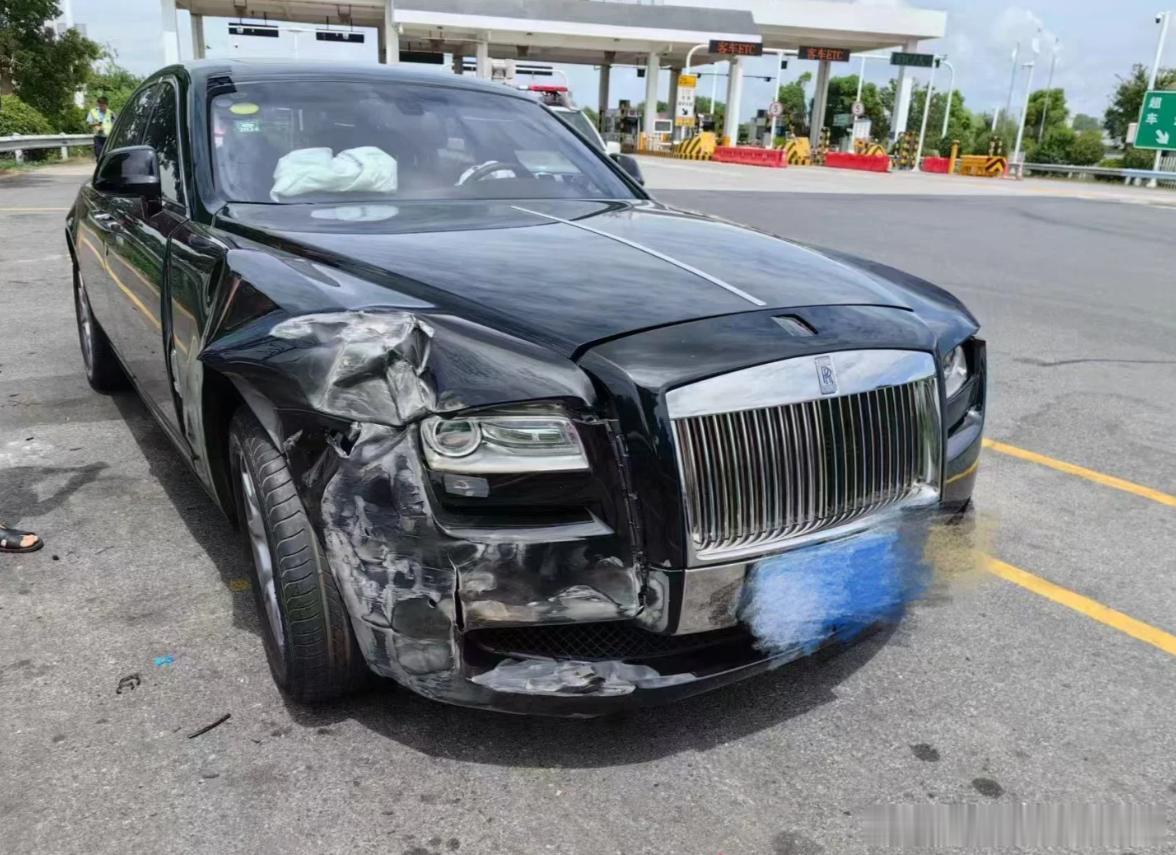 就这么撞了，看着都心疼！ 