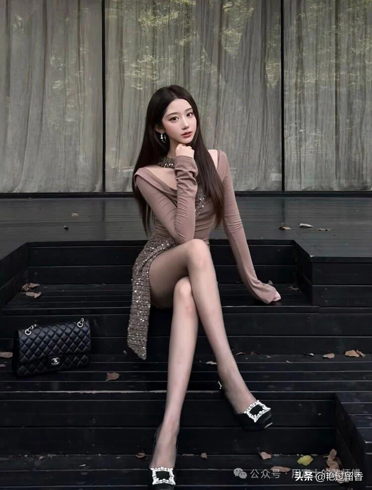 优雅坐阶间，闪耀的裙摆与高跟鞋，尽显都市女性魅力。