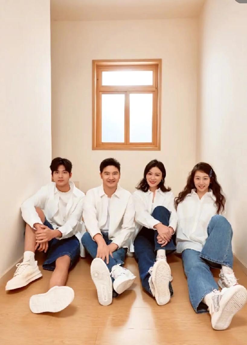 田亮家这基因是开了挂吧！大年初一全家福直接鲨疯娱乐圈
 
大年初一，田亮晒全家福